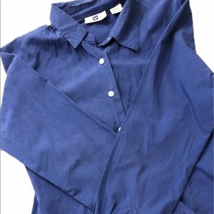 GAP Women’s long-sleeve button down shirt. Size: M